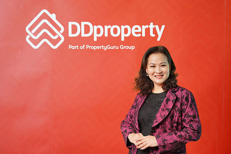 - ดีดีพร็อพเพอร์ตี้ (DDproperty) เว็บไซต์มาร์เก็ตเพลสด้านอสังหาริมทรัพย์อันดับ 1 ของไทย เผยภาพรวมตลาดอสังหาฯ ยังคงเผชิญความท้าทายรอบด้าน ทั้งจากภาวะเศรษฐกิจภายในและภายนอกประเทศที่ยังไม่มีแนวโน้มฟื้นตัวในเวลาอันใกล้ ภาวะเงินเฟ้อ อัตราดอกเบี้ยที่มีแนวโน้มเพิ่มสูงขึ้นในช่วงไตรมาส 3 ปี 2565 ส่งผลกระทบต่อความเชื่อมั่นในการใช้จ่ายของผู้บริโภค รวมถึงต้นทุนวัสดุก่อสร้างที่ปรับราคาขึ้น โดยเฉพาะกลุ่มผู้ซื้อเพื่ออยู่อาศัยจริง (Real Demand) ที่ต้องประเมินความเสี่ยงทางการเงินกับความคุ้มค่าให้รอบคอบมากขึ้น ขณะที่ภาพรวมราคาที่อยู่อาศัยยังคงไม่ปรับขึ้น หลังผู้ประกอบการพยายามตรึงราคาเพื่อให้สอดคล้องกับกำลังซื้อของผู้บริโภค โดยบ้านเดี่ยวยังได้รับความนิยมสูงสุดและเป็นที่อยู่อาศัยรูปแบบเดียวที่ดัชนีราคาเติบโตในไตรมาสที่ผ่านมา ด้านตลาดเช่ายังคงมาแรง ความต้องการเช่าโตถึง 88% ในรอบไตรมาส ตอบโจทย์ผู้บริโภคที่ยังไม่พร้อมซื้อ ดันดัชนีค่าเช่าเพิ่มขึ้นทุกรูปแบบที่อยู่อาศัย อย่างไรก็ตาม ตลาดอสังหาฯ ในช่วงไตรมาส 3 ถือเป็นโอกาสทองของผู้ซื้อและนักลงทุนที่พร้อมเป็นเจ้าของที่อยู่อาศัยในราคาที่ยังไม่แพงเกินไป ก่อนปรับราคาขึ้นตามต้นทุน และอัตราดอกเบี้ยที่มีแนวโน้มสูงขึ้นในช่วงปลายปี 2565 นี้ ข้อมูลล่าสุดจากรายงาน DDproperty Thailand Property Market Report Q3 2565 – Powered by PropertyGuru DataSense ซึ่งวิเคราะห์จากข้อมูลประกาศขาย-เช่าอสังหาฯ บน DDproperty เผยดัชนีราคาที่อยู่อาศัยในกรุงเทพฯ ปรับตัวลดลง 2% จากไตรมาสก่อน (QoQ) หรือลดลง 5% จากปีก่อนหน้า (YoY) โดยลดลงอย่างต่อเนื่องนับตั้งแต่ไตรมาส 4 ปี 2563 ต่ำกว่าดัชนีราคาปี 2561 ซึ่งเป็นปีฐานถึง 18% สะท้อนให้เห็นว่าแนวโน้มราคายังไม่กลับมาฟื้นตัวดีเท่ากับช่วงก่อนเกิดการแพร่ระบาดฯ ซึ่งสอดคล้องกับภาพรวมเศรษฐกิจ ขณะที่การทำงานออนไลน์และเรียนออนไลน์ที่กลายเป็นเรื่องปกติในปัจจุบันส่งผลให้บ้านเดี่ยวยังคงครองใจผู้บริโภคยุคนี้ โดยเป็นที่อยู่อาศัยรูปแบบเดียวที่มีดัชนีราคาเพิ่มขึ้น 5% ในไตรมาสที่ผ่านมา และเพิ่มถึง 21% จากปีก่อนหน้า ส่วนดัชนีราคาทาวน์เฮ้าส์และคอนโดมิเนียมทรงตัวจากไตรมาสก่อน โดยดัชนีราคาทาวน์เฮ้าส์เพิ่มขึ้น 2% จากปีก่อนหน้า ต่างจากดัชนีราคาคอนโดฯ ที่ลดลงถึง 3% จากปีก่อนหน้า สะท้อนให้เห็นว่า ช่วงนี้ผู้ซื้อยังคงให้ความสนใจที่อยู่อาศัยแนบราบที่มีความคุ้มค่าและพื้นที่ใช้สอยตอบโจทย์มากกว่า และเมื่อโครงการที่อยู่อาศัยมือหนึ่งมีแนวโน้มราคาสูงขึ้นในอนาคต ย่อมส่งผลให้โครงการรีเซลหรือโครงการมือสองซึ่งมีราคาถูกกว่า กลายเป็นอีกตัวเลือกที่น่าสนใจในกลุ่มผู้ซื้อเพื่ออยู่อาศัยจริงเช่นกัน